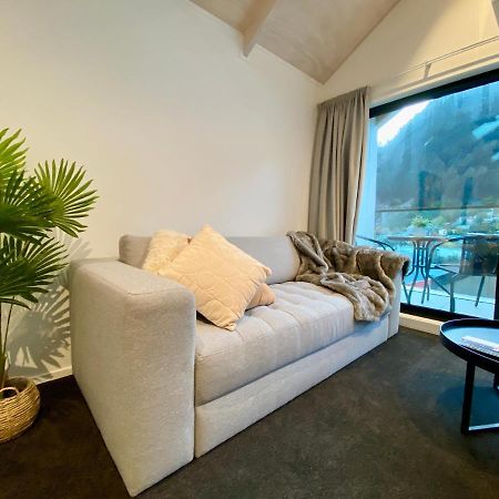 Modern 2-Bedroom Apartment 7-Mins Walk To ควีนส์ทาวน์ ภายนอก รูปภาพ
