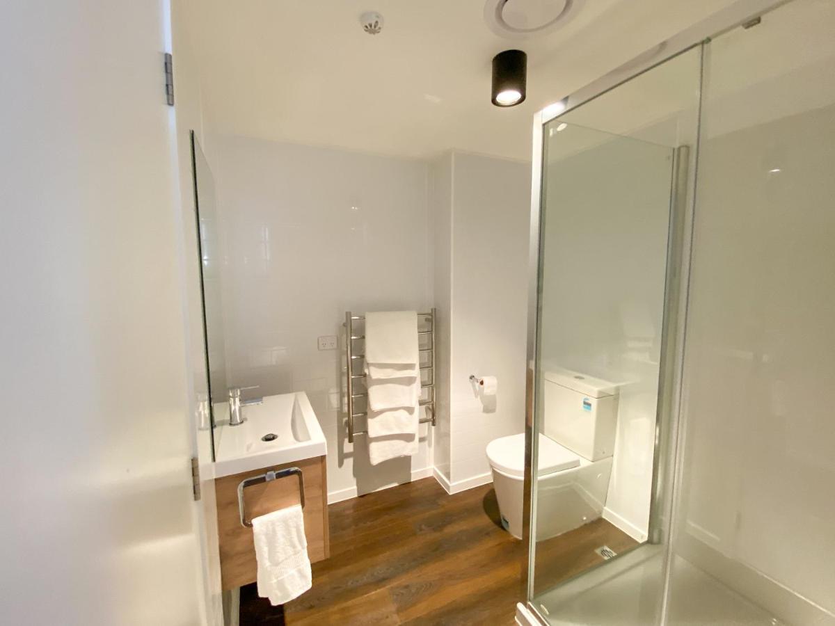 Modern 2-Bedroom Apartment 7-Mins Walk To ควีนส์ทาวน์ ภายนอก รูปภาพ