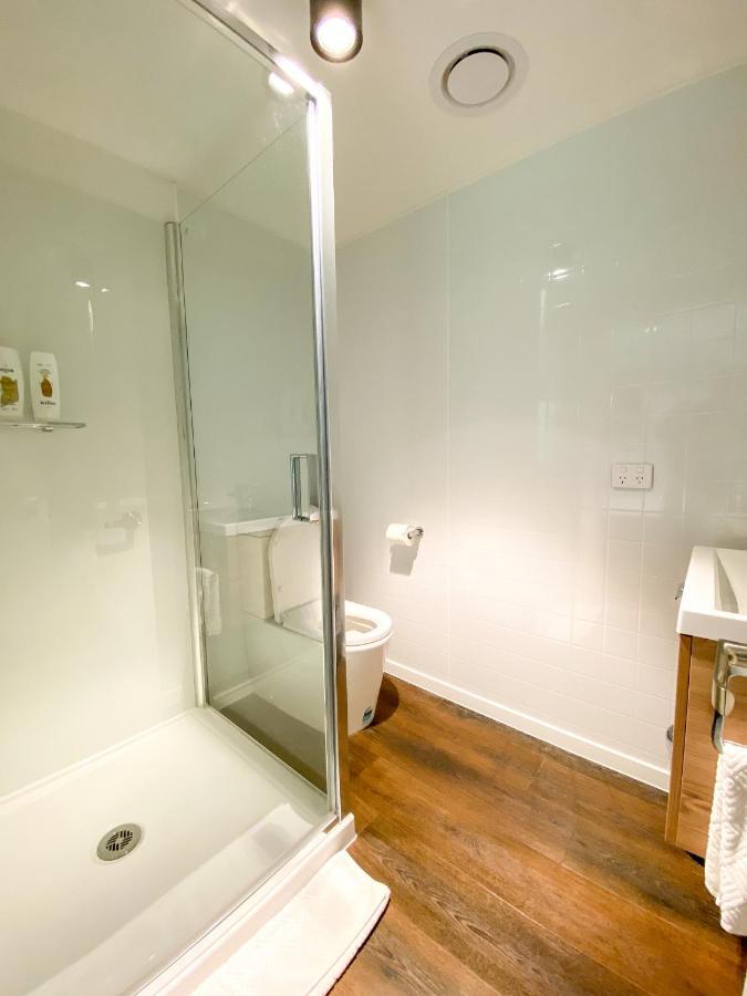 Modern 2-Bedroom Apartment 7-Mins Walk To ควีนส์ทาวน์ ภายนอก รูปภาพ